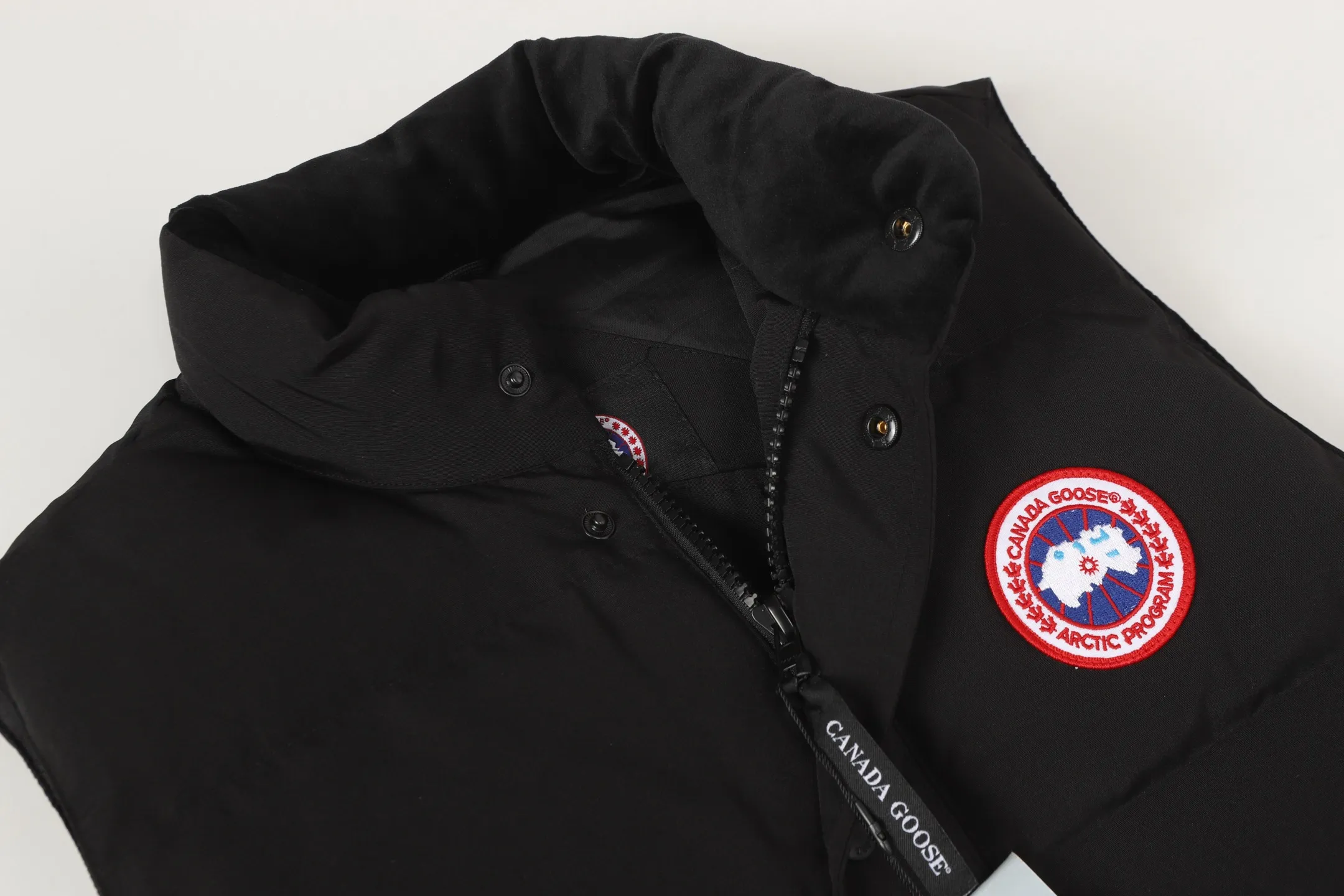 P390 Top real shot - Style number: TT119 Canada Goose has always been recognized as the warmest down jacket. Various Instagram celebrities, Internet celebrities, and celebrities often wear it for street photos. I make Canada Goose every year, but I still can't get rid of my love for the goose. No matter how cold the days are, there is no need to be afraid because of the care of the goose. The down vest is definitely a concave shape for autumn and winter. It is a trading company order model, exclusively launched! The purchase at the counter is the same as the genuine original clothes. Pay attention to the matching. There is velvet on the back collar, which is more warm. There is a zippered hidden pocket on the inside, and the genuine net pocket is synchronized inside. You need to compare the genuine products at any time. All the accessories are custom-made from the original factory. 1️⃣Fabric: Domestic exclusive Japanese original fabric with characteristics: waterproof, drill-proof, anti-fading, 24-count calendered woolen surface (waterproof level conforms to the ball raincoat level) 2️⃣Down: national standard 80 white duck down Supports identification (many on the market are 50 velvet and recharged in order) with better thermal insulation performance, light and not heavy, and good recovery of fluffiness after compression!  3️⃣Zipper: Original factory customized zipper with clear engraving and perfect texture. Original customized authentic YKK military-grade copper core zipper puller that can withstand hundreds of thousands of pulls. 4️⃣Embroidery: Imported new Behringer embroidery machine customized with 10,000-needle electric embroidery, full/three-dimensional/clear! 5️⃣: 400D high-density count liner fabric in the inner liner completely eliminates the problem of velvet leakage and velvet leakage. In the down woven category, there is no bragging. There is currently almost no one that can do better than us! Make an original product with care, so that every customer has the confidence to introduce it to his customers: This is the top replica version in China. A good product does not need too much soft text to set it off. Color: black, gray, off-white, size: Please note that slight color differences on the product are normal and will not be used as a reason for return or exchange. #Due to different monitor display pixels and external factors such as shooting lighting